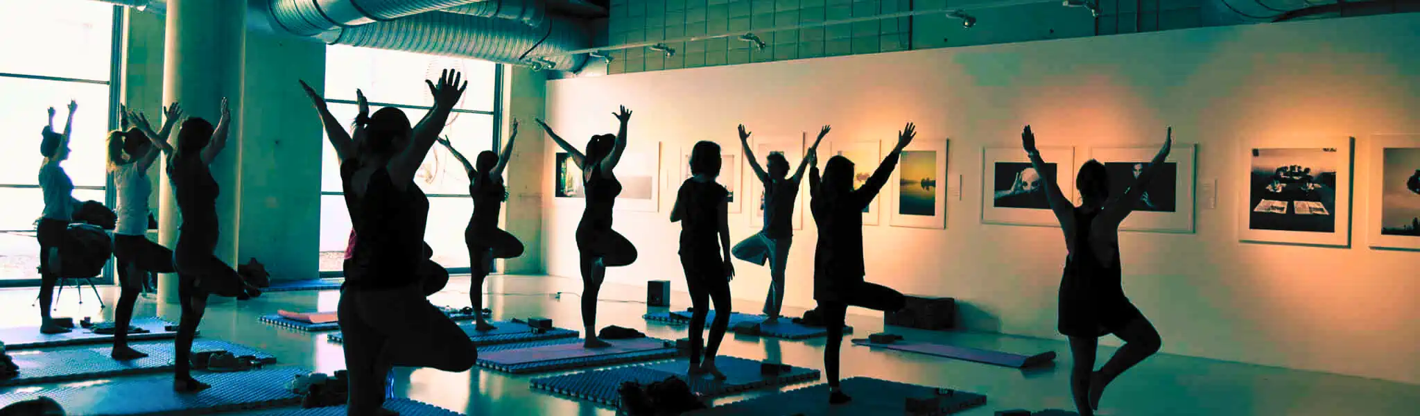 Yoga Candır CerModern'de yoga dersi verirken çekilmiş bir resim