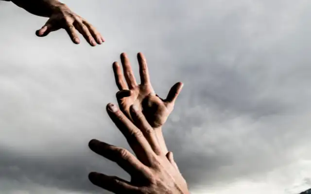 Ahimsa ve Umut Ahimsanın olmadığı yerde hissedilen çaresizliği temsilen düşen birinin yukarı uzanan elleri ve onu yakalamak için geç kalmış, yukarıdan uzanan bir elin resmi.