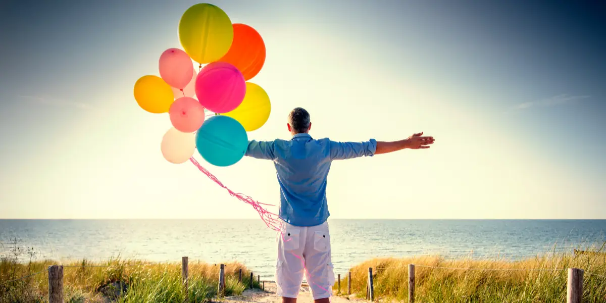Neden Mutsuzum 2 - Mutluluk ve Balonlar Yoga felsefesi mutluluğunu simgeleyen gülen balon görseli, neden mutsuzum sorgusundan özgürlüğe geçişi temsil ediyor. Yazıda niyet bölümü için motive edici amaçlı kullanılıyor.