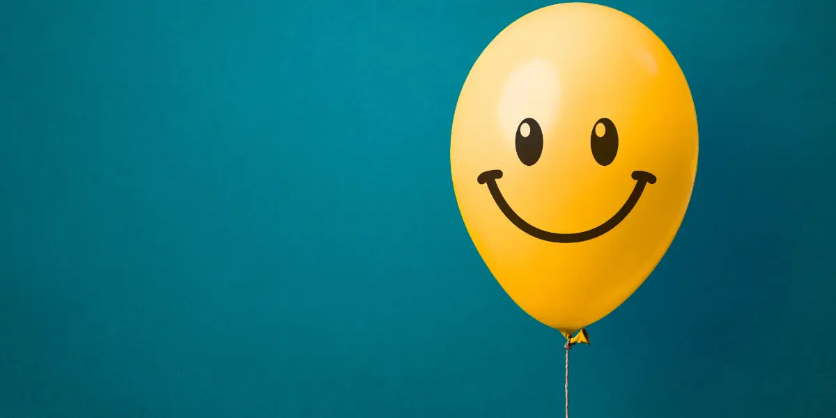 Neden Mutsuzum 5 - Mutlu Balon Yoga felsefesi mutluluğunu simgeleyen sarı gülen yüzlü balon görseli. Neden mutsuzum hissinin hafifleyerek özgürlüğe dönüştüğünü temsil ediyor, yazıda niyet ve sonuç bölümleri için motive edici amaçlı kullanılıyor.