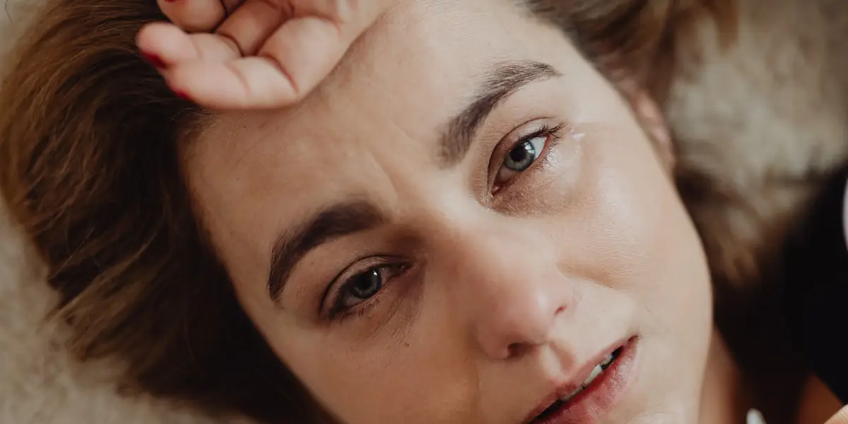 Neden Mutsuzum 3 - Mutsuz Kadın Yüzü Neden mutsuzum sorgusunu temsil eden yorgun kadın portresi. Yoga felsefesi mutluluğuna geçişte mutsuzluk aşamasını görselleştiriyor, yazıda giriş ve arzu bölümleri için duygusal bağ kurmak amacıyla kullanılıyor.