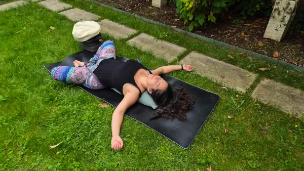 Yin Yoga Supta Badha Konasana Yin Yoga asanası fotoğrafı: Supta Badha Konasana. Yin yoga nedir sorusuna görsel olarak fikir versin diye.