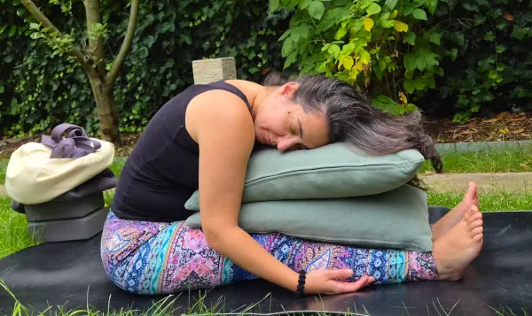 Yin Yoga Paschimottanasana Yin yoga asanası fotoğrafı: Paschimottanasana. Yin yoga nedir sorusuna görsel olarak fikir versin diye.