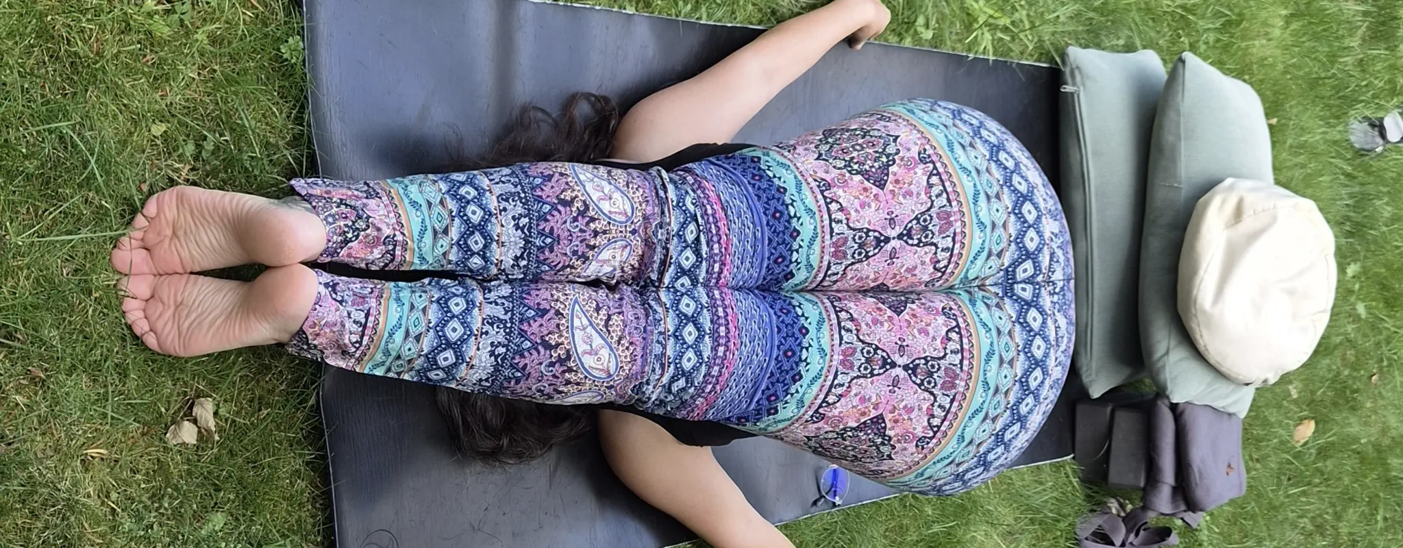 Yin yoga asana fotoğrafı Halasana.
